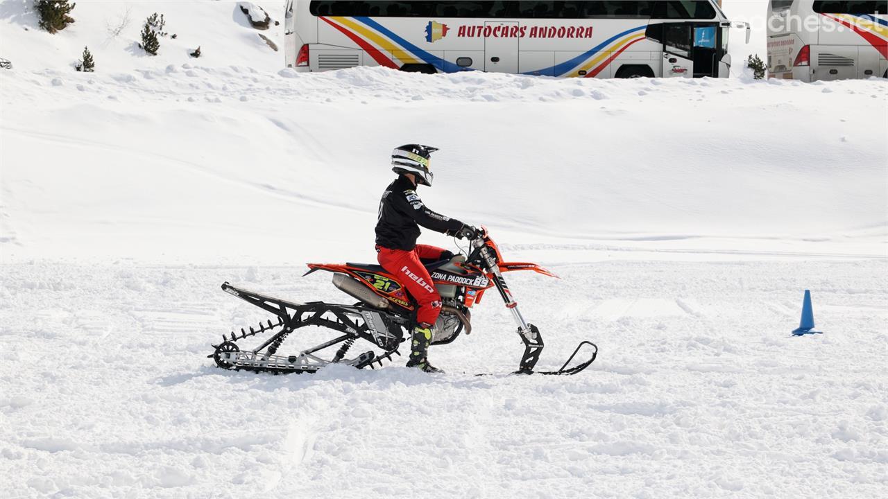 El Campeón de las ICE Gladiators 2023 lo dio todo al manillar de su KTM transformada en Snowbike con un kit Timbersled. 