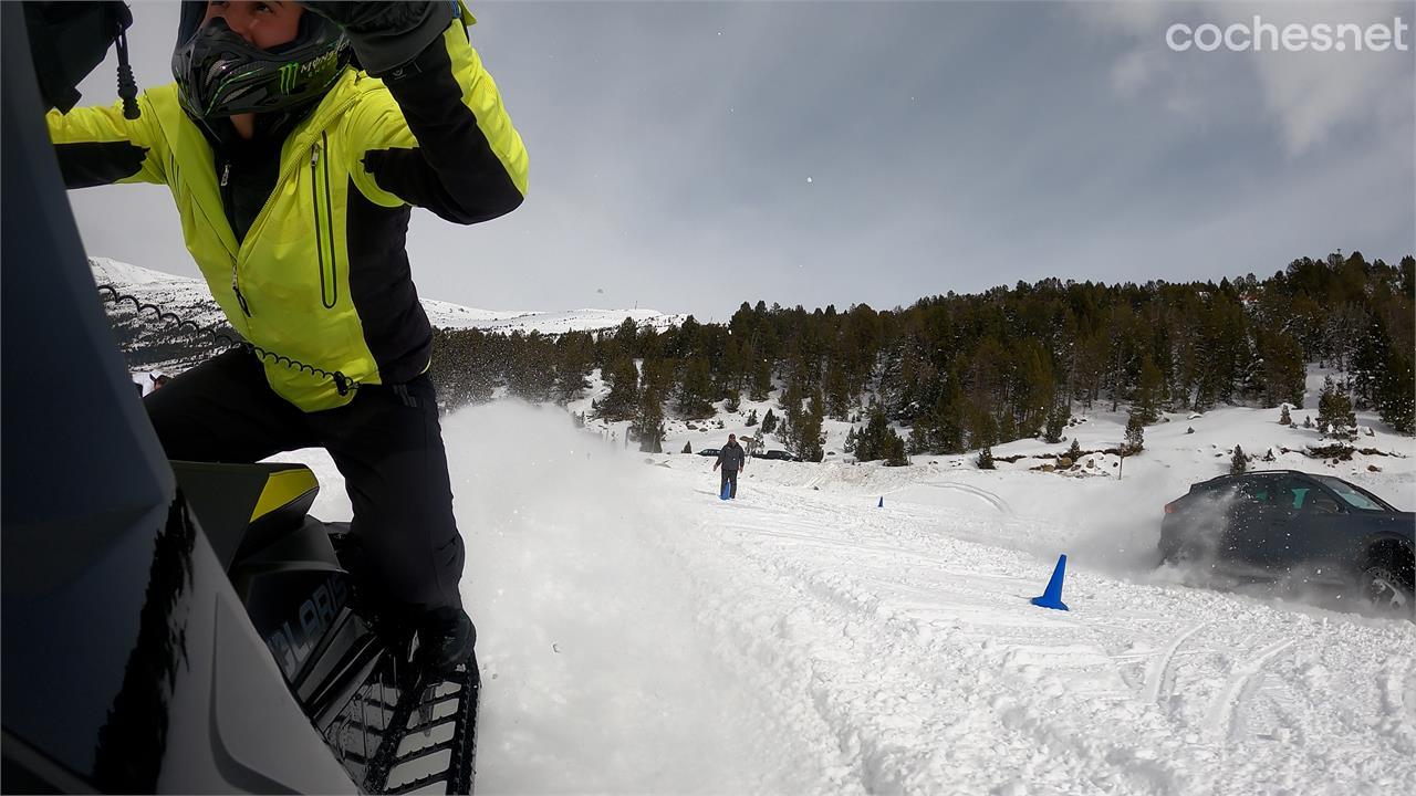 La moto de nieve de Ricky pasó literalmente por encima del CUPRA Formentor VZ5 Mattracks pilotado por Tarifa.