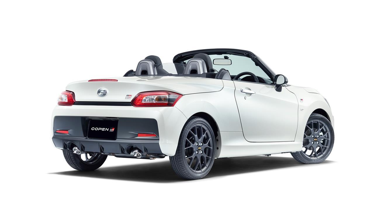 Pero ojo que entre los kei car también hay deportivos como el Daihatsu Copen GR Sport. Un roadster biplaza con techo duro retráctil.