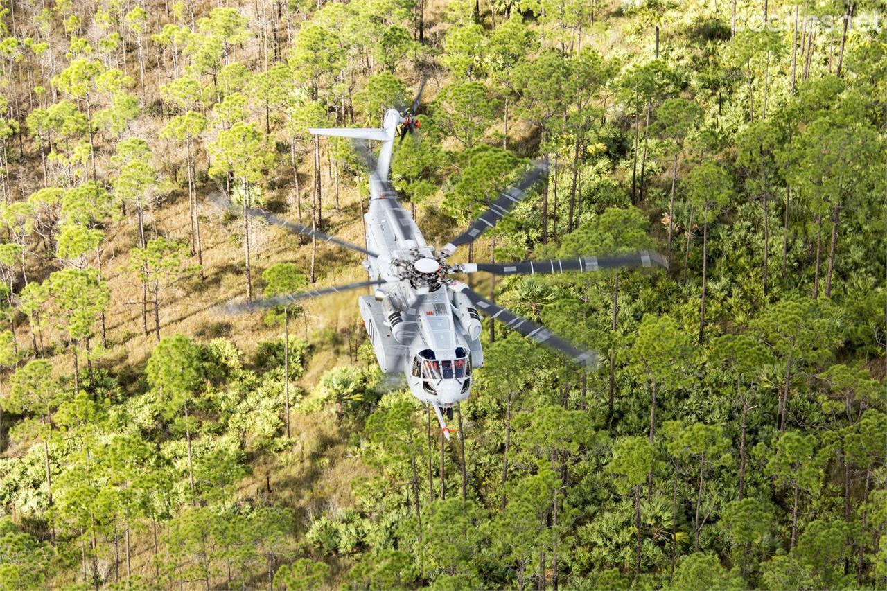 Un helicóptero Sikorsky CH-53K King Stallion puede transportar dos Rheinmetall Caracal en su bodega de carga.