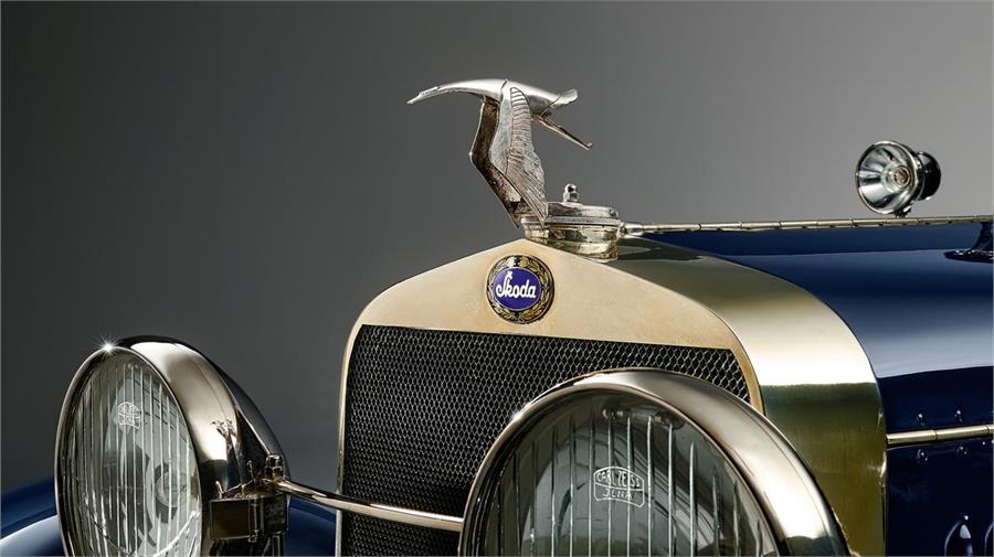 Junto a la cigüeña, la mascota que lucen todos los modelos de Hispano-Suiza como emblema de la marca, vemos el logotipo de Skoda en lo alto del radiador.