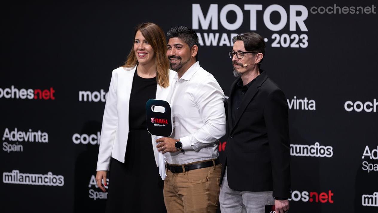 José Enrique Carrazana, de Madrid, recibió la llave que le acredita para ser propietario de la Yamaha Tracer 9 GT que ganó por sorteo. 