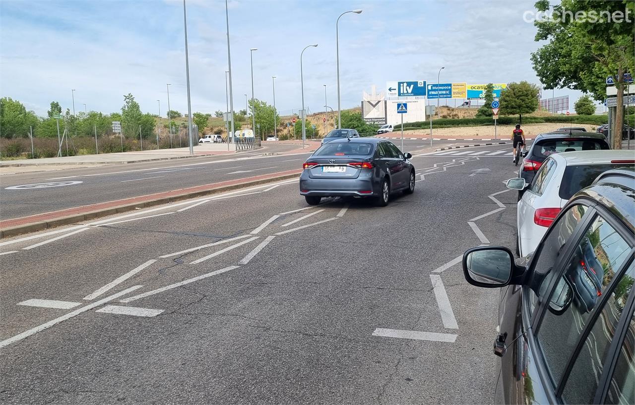 Nuevas marcas viales de dientes de dragón y líneas de bordes quebradas en el municipio de Alcobendas (Madrid). Imagen: coches.net