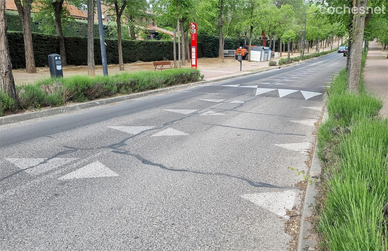 Nuevas marcas viales de dientes de dragón y líneas de bordes quebradas en el municipio de Alcobendas (Madrid). Imagen: coches.net