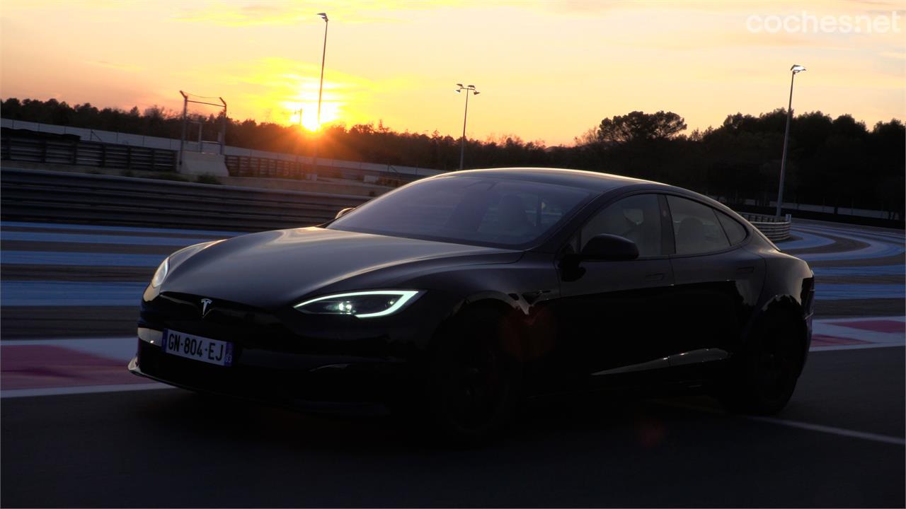 Con este Pack, el Model S se convierte en un coche para poder disfrutar en un circuito y mantener al mismo tiempo el confort y el relax en un viaje.