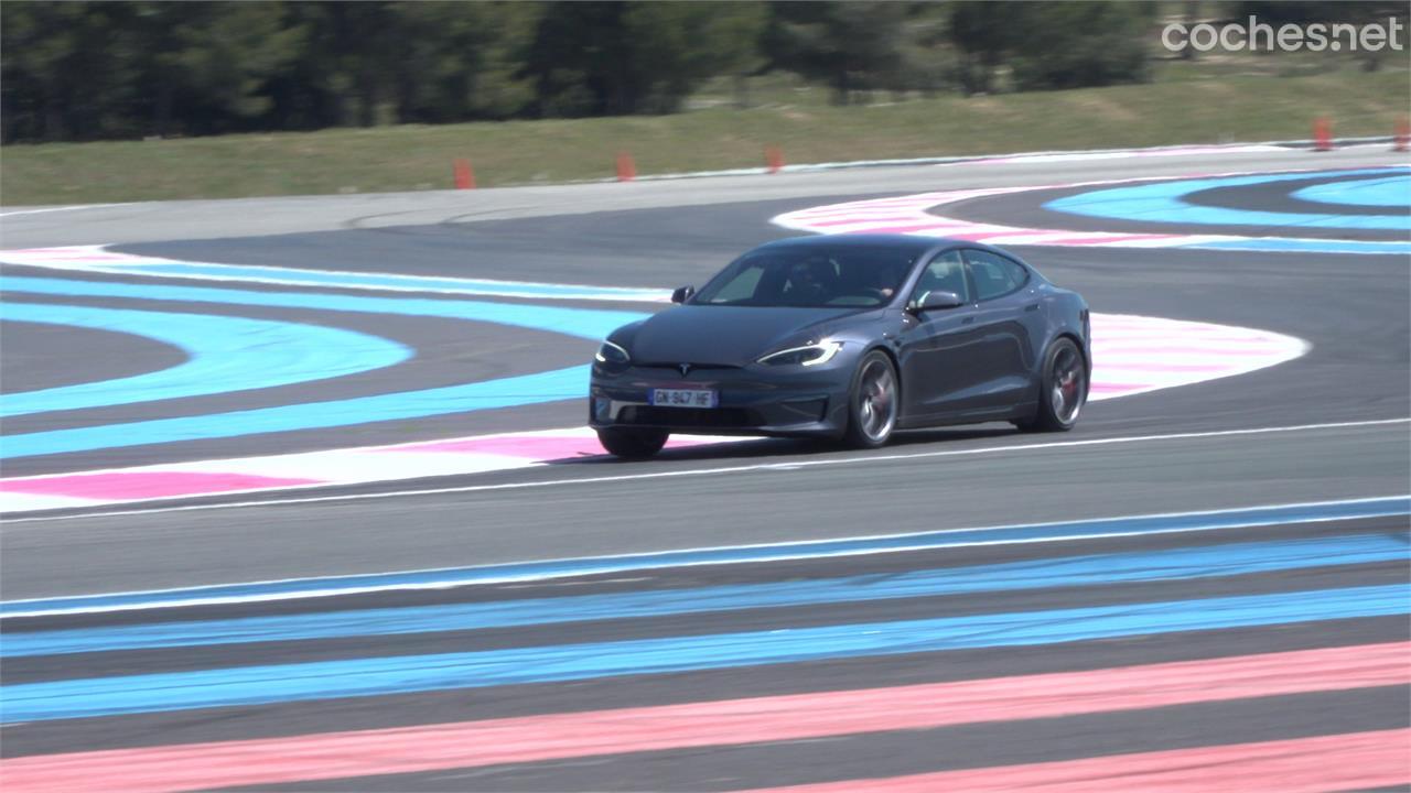 El Model S sorprende por su buen hacer en circuito, con una frenada extraordinaria y un buen paso por curva.