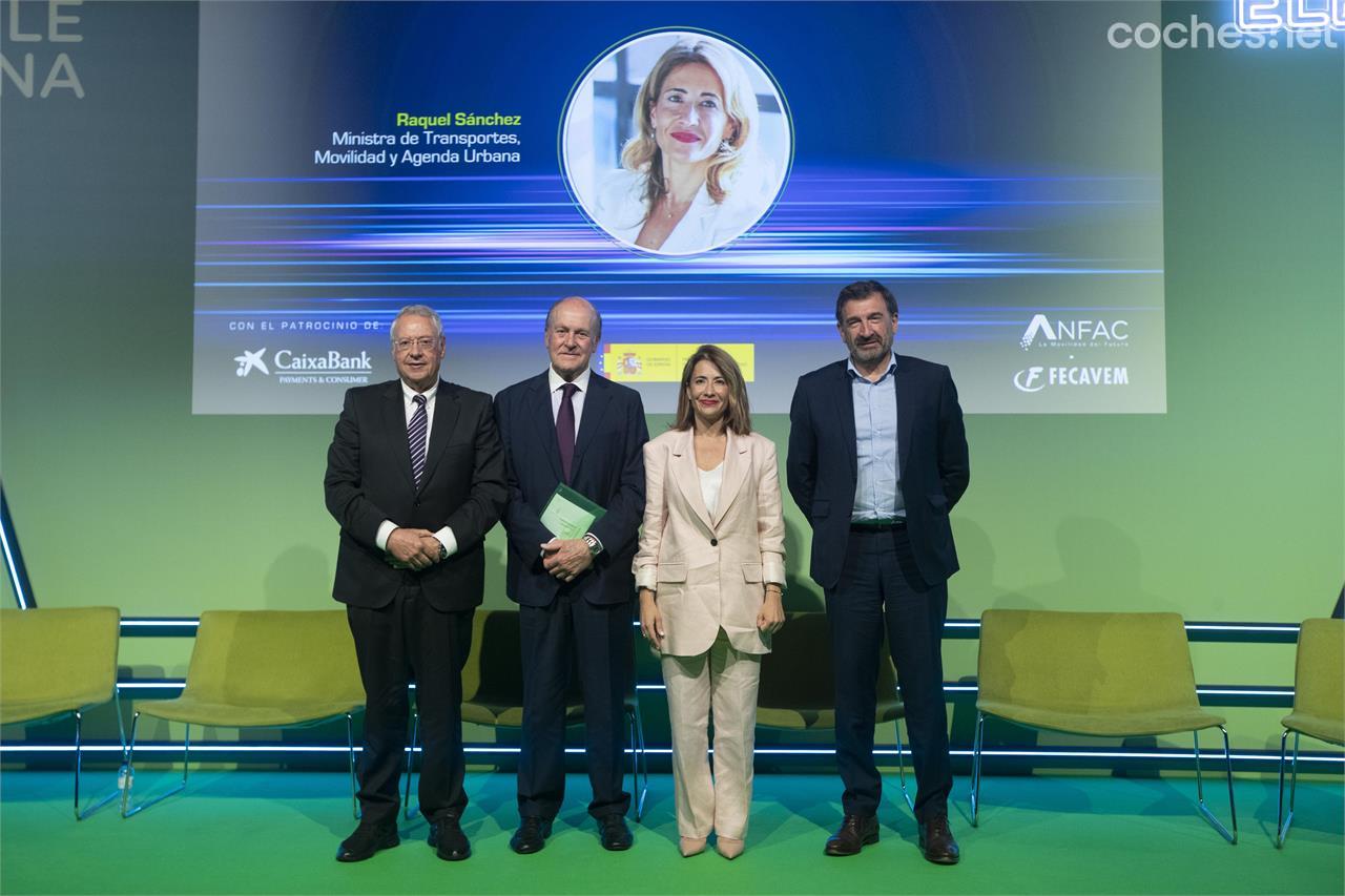 De izquierda a derecha Jaume Roura, de Fecavem, Enrique Lacalle, presidente del Automobile Barcelona, la ministra de transportes Raquel Sánchez y José López-Tafall, de ANFAC.