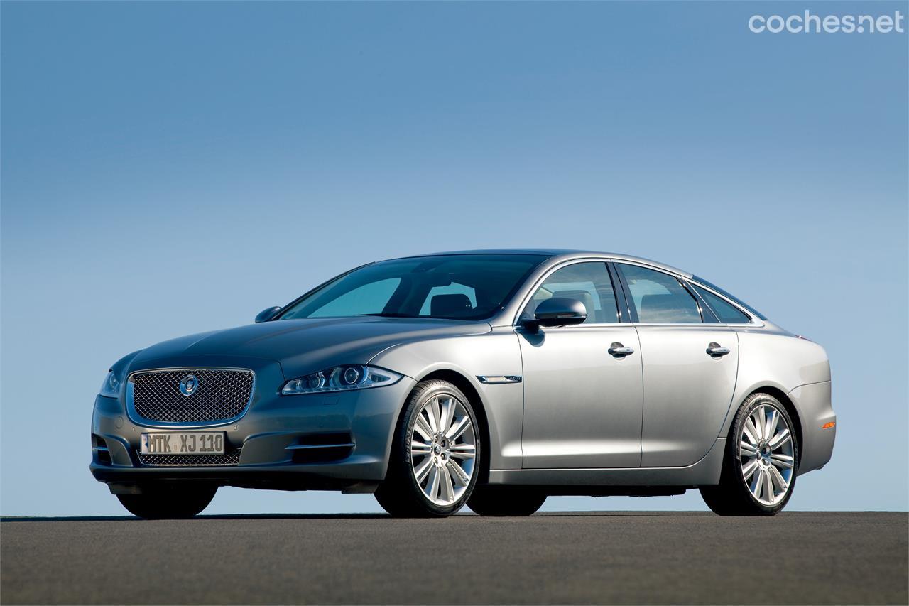 Chasis de aluminio, motor V8, tapicería de cuero, asientos eléctricos, inserciones de madera... ¿Todo por menos de 20.000 euros? Con un Jaguar XJ 5.0 lo tienes.