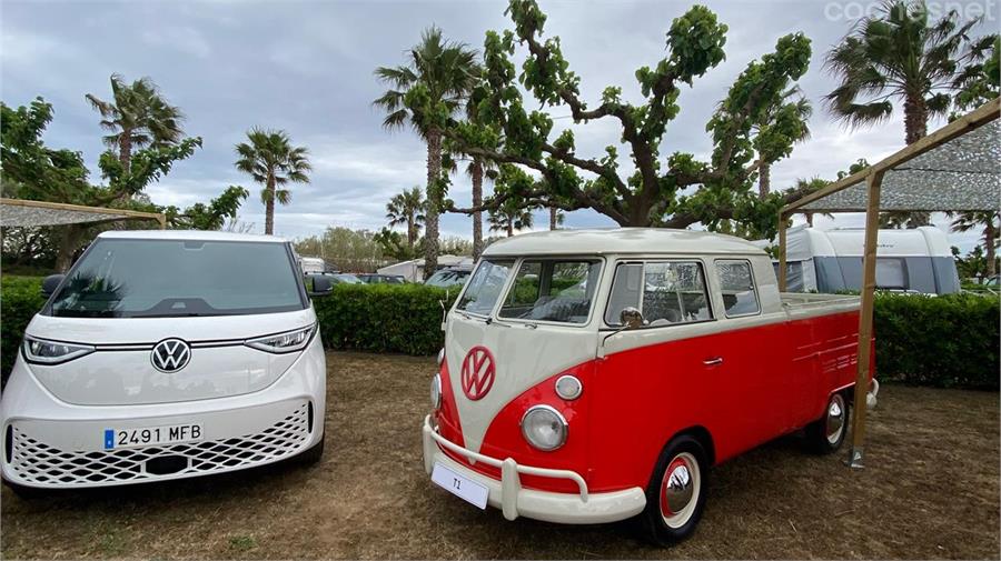 A la izquierda de la imagen el nuevo Volkswagen ID.Buzz 100% eléctrico junto a una Volkswagen T1 con carrocería pickup de la década de los años 50.