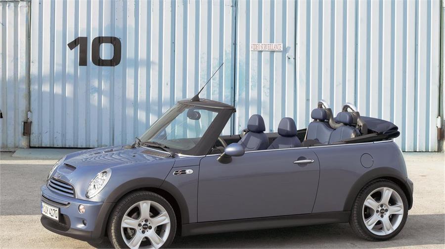 El más pequeño de la lista, ideal para aparcarlo en ciudad, es el MINI Cabrio.