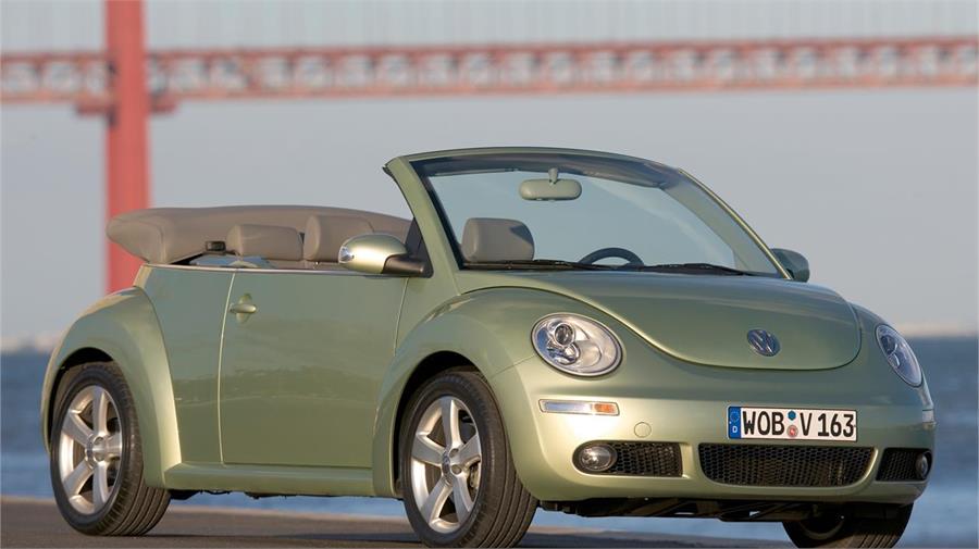 El Volkswagen Beetle Cabrio es otra opción de estilo neoretro en la línea del MINI Cabrio.