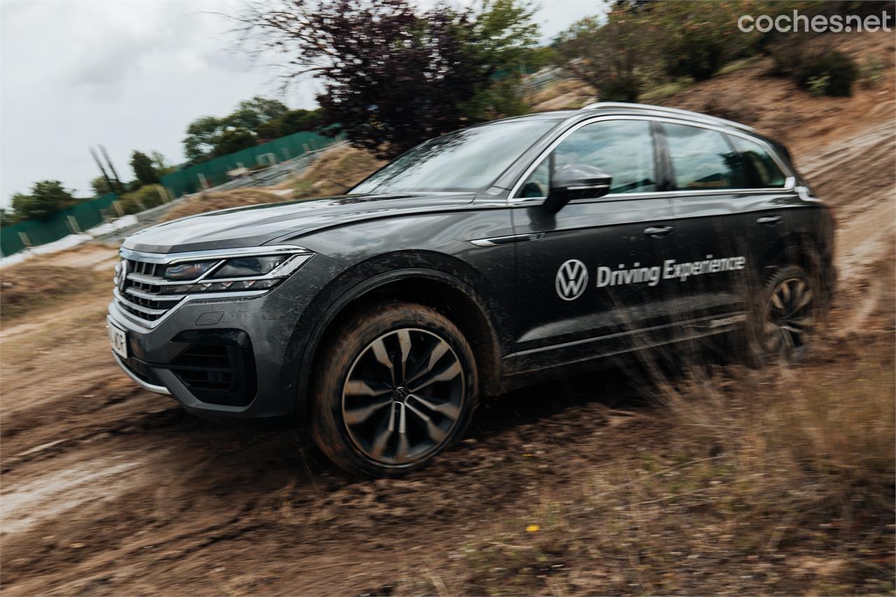 Los Tiguan y Touareg superando zanjas, charcas y pendientes pronunciadas en la pista off road de Volkswagen Driving Experience.