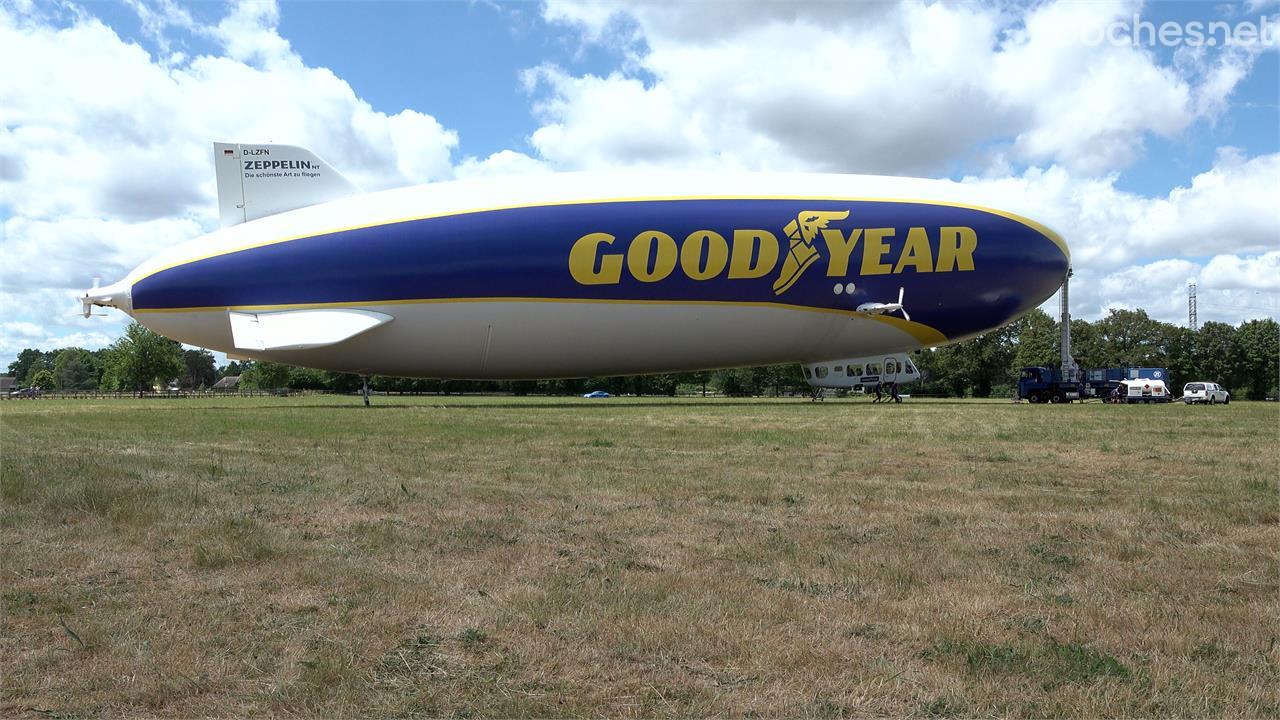 El zepelín de Goodyear durante el repostaje. Con cada carga de combustible tiene para 4 horas de vuelo.