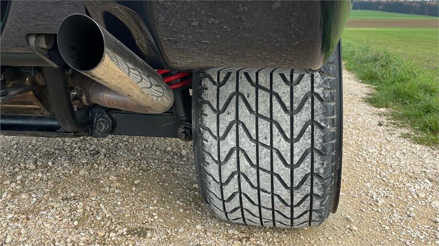 El Pirelli Scorpion BK llama la atención por los winglets que asoman en el flanco del neumático.
