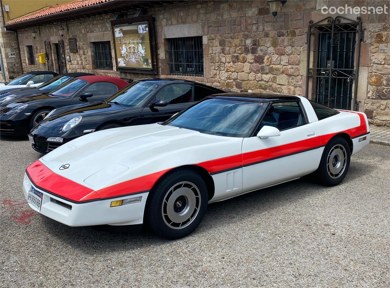 De entre los participantes que nos encontramos en el Palacio Guevara destacaba este Corvette C4 como el del Equipo A.