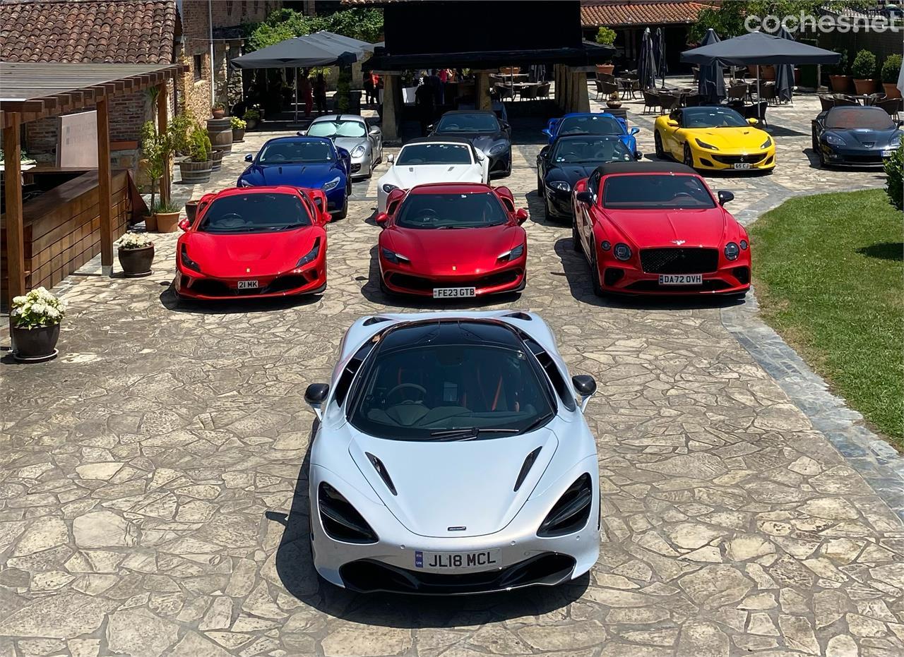 El Bentley rodeado del resto de Aston Martin DB11, DBS y V8 Vantage S, Ferrari 296 GTB, F8 y Portofino, así como un McLaren 720 S (Foto: SDC-Rowner).