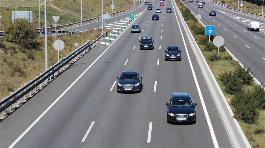 La alta intensidad de tráfico y elevada velocidad ponen en riesgo al conductor que se baja del coche.