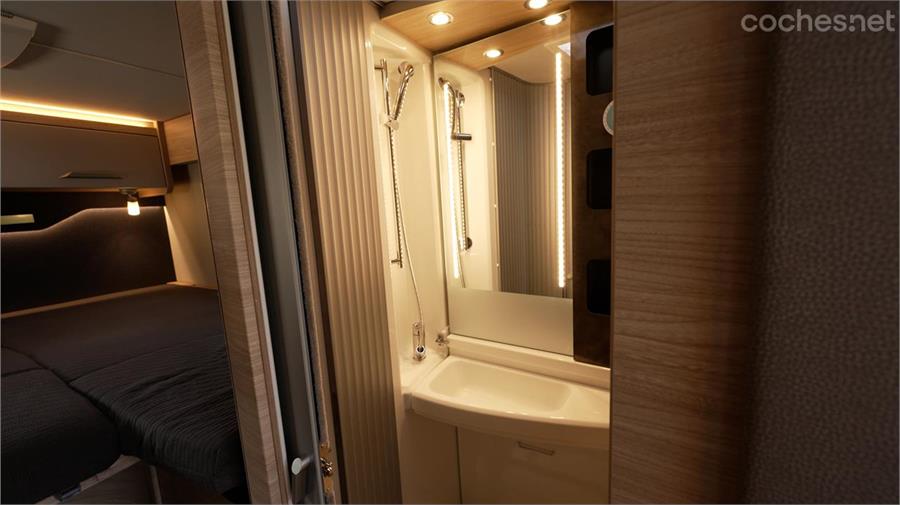 El baño y ducha de la Knaus Van Ti Plus está muy bien acabado y es funcional, al poder modificar su distribución para convertirlo en una ducha de forma exclusiva. 
