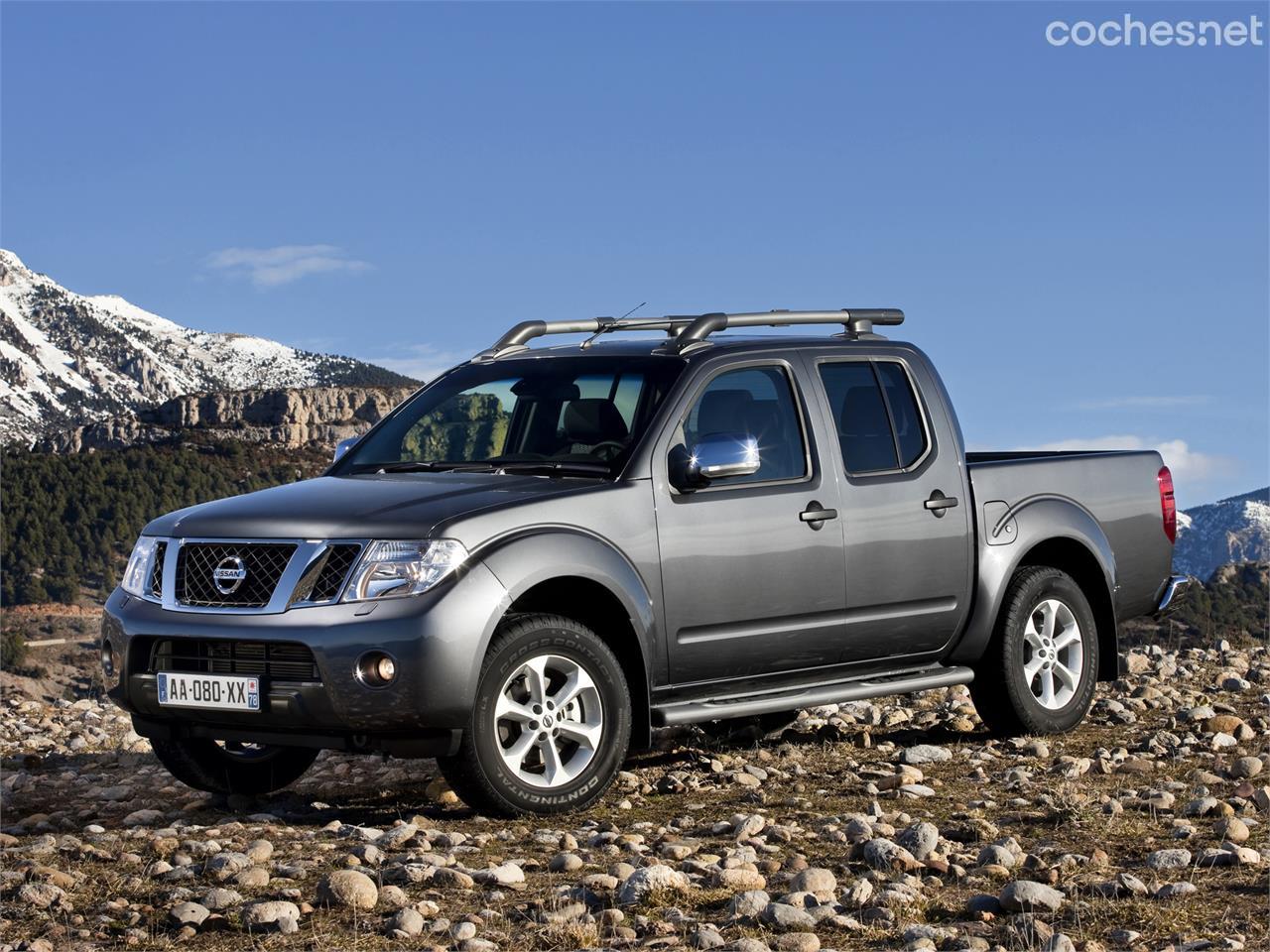 La Nissan Navara de segunda generación compartía un gran número de componente con el todoterreno de 7 plazas Pathfinder.