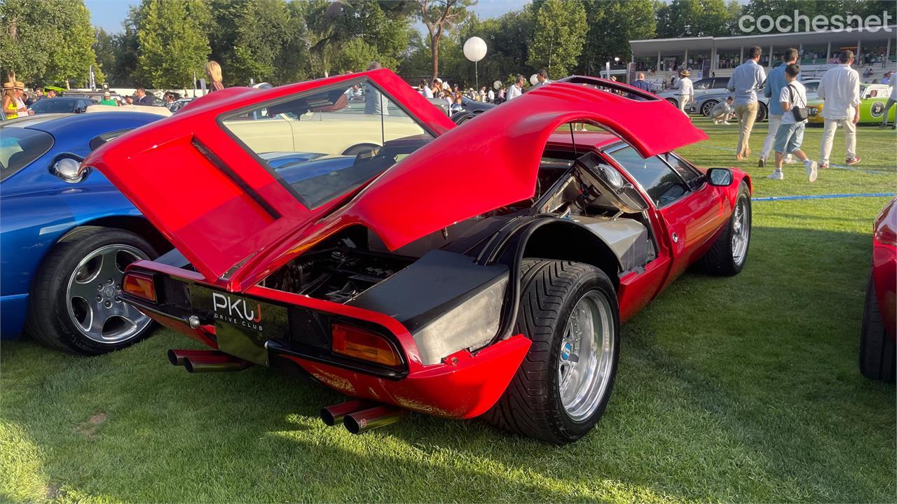 Entre los clásicos vistos en AutoBello 2023 Madrid merece destacarse este De Tomaso Mangusta, con su original capó trasero partido.