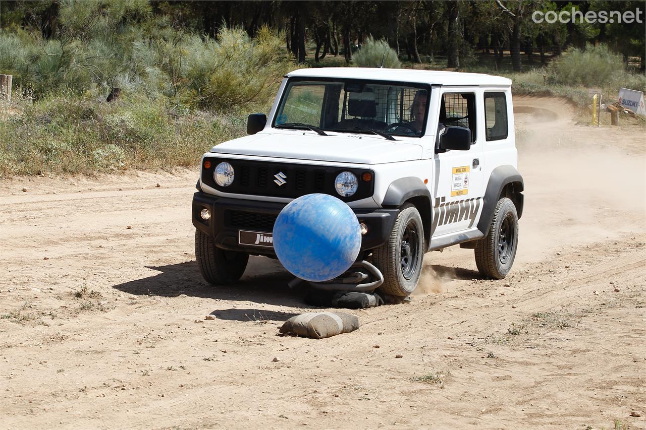 Esto de marcar goles arreándole a una gran pelota con el Jimny no resultó tan fácil como se esperaba.