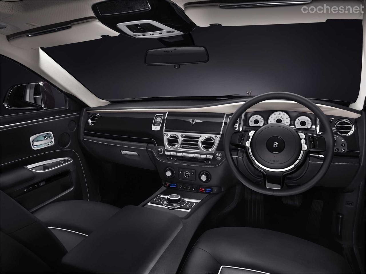 En el interior del Ghost se combinan el lujo y el craftmanship británico con la última tecnología alemana que aporta BMW Group, propietario de Rolls-Royce desde 1998.