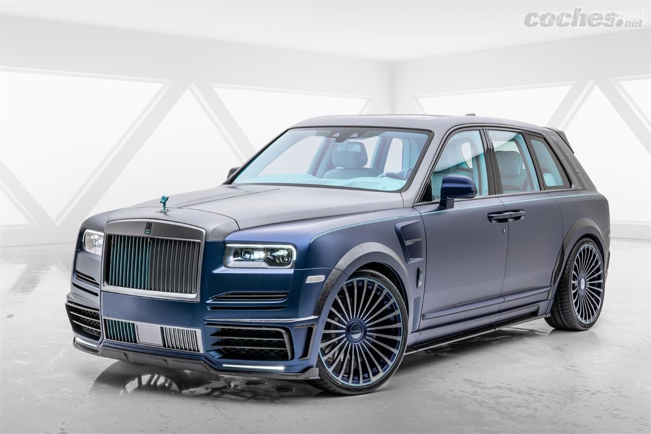 Esto es un Rolls Royce Cullinan con un kit de carrocería específico de Mansory repleto de fibra de carbono. Sólo de fabricarán 8 unidades.