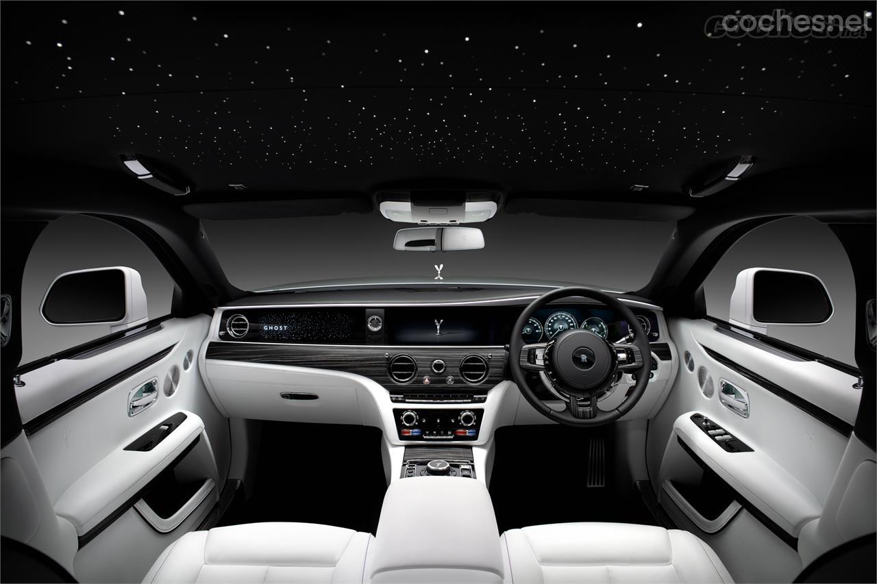 El interior es simple, lujoso y elegante. Como novedad, el sistema de iluminación a base de estrellitas en el techo y el salpicadero dan un toque sublime. 