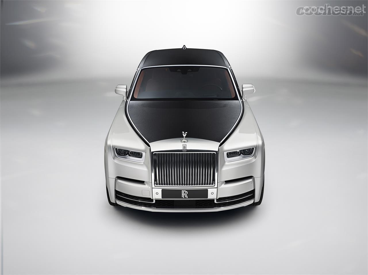 La imagen clásica del Rolls Royce Phantom se mantiene en esta nueva generación, que sólo cambia un poco la rejilla frontal y el diseño de los faros. 