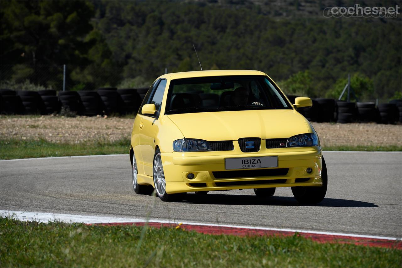 El primer Ibiza Cupra tuvo esta versión R limitada a 200 unidades y completada en los talleres de Seat Sport. 