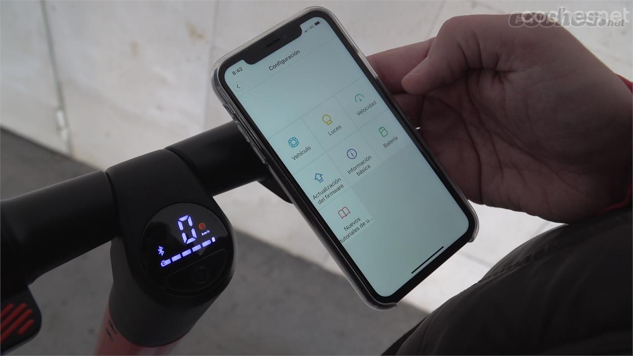 Mediante la conexión Bluetooth lo podemos conectar a la App Ninebot-Segway con la que gestionamos un sinfín de parámetros del exs Kickscooter.