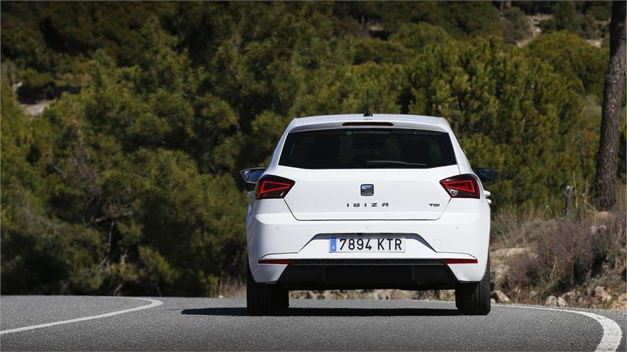 La sensación de conducir un Seat Ibiza TGI difiere poco de la de una versión de gasolina, excepto que las vibraciones y ruidos mecánicos son mínimos. 