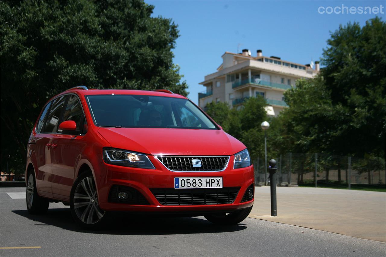 El Alhambra es un coche grande, que no se preocupa en disimular su estética monovolumen, pero con una clara sintonía con el resto de modelos Seat.