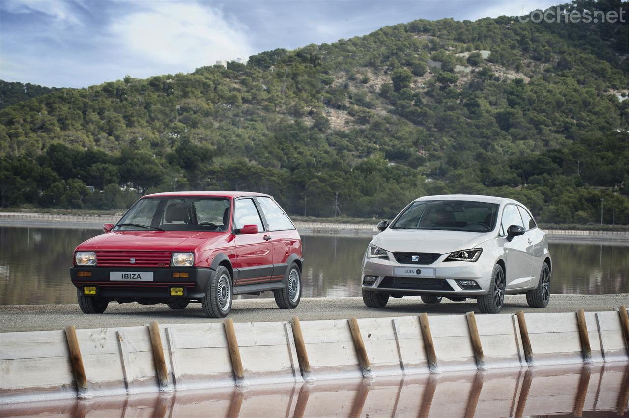 El Seat Ibiza 30 Aniversario Edición Limitada junto a un Ibiza SXi de primera generación.
