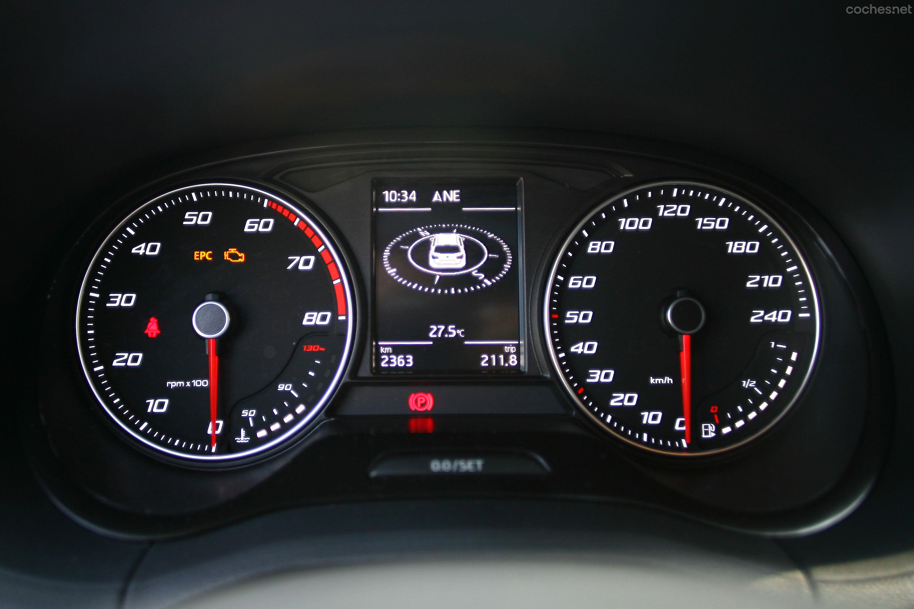 Entre los relojes se ha situado una pequeña pantalla digital, útil para ver de un vistazo las principales informaciones relativas a la conducción. 