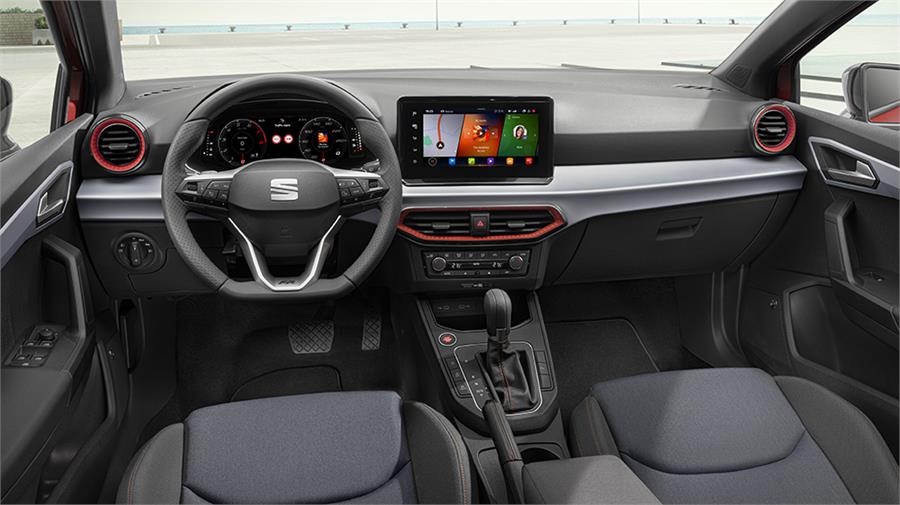 El diseño del interior del Seat Ibiza está claramente inspirado en el del León ha ganado en calidad percibida, en conectividad y en tamaño de pantallas.