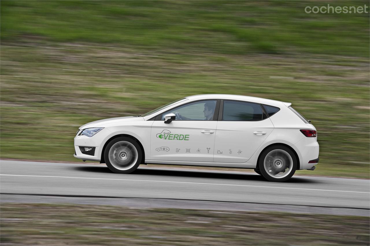 El conductor puede controlar las funciones principales del coche, su consumo de energía o la recarga de las baterías, mediante una aplicación de smartphone. 