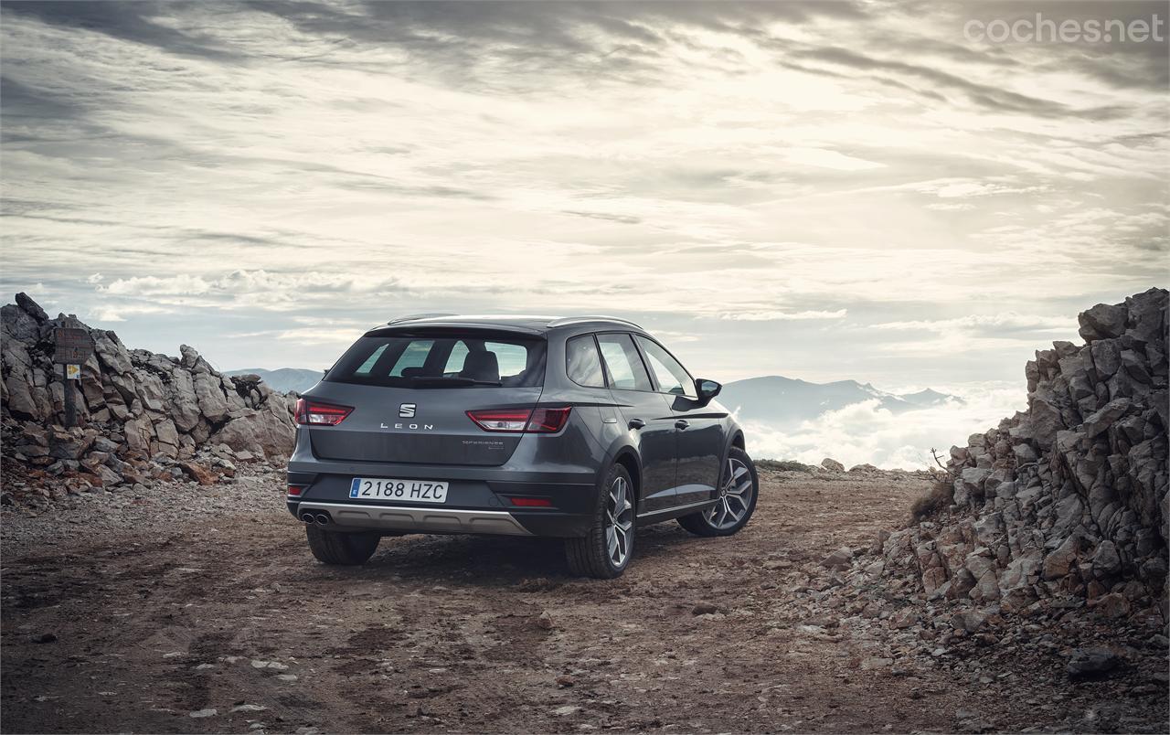 La estética del coche difiere poco de la de un ST normal. Y más en los colores oscuros que disimulan los pasos de rueda negros.