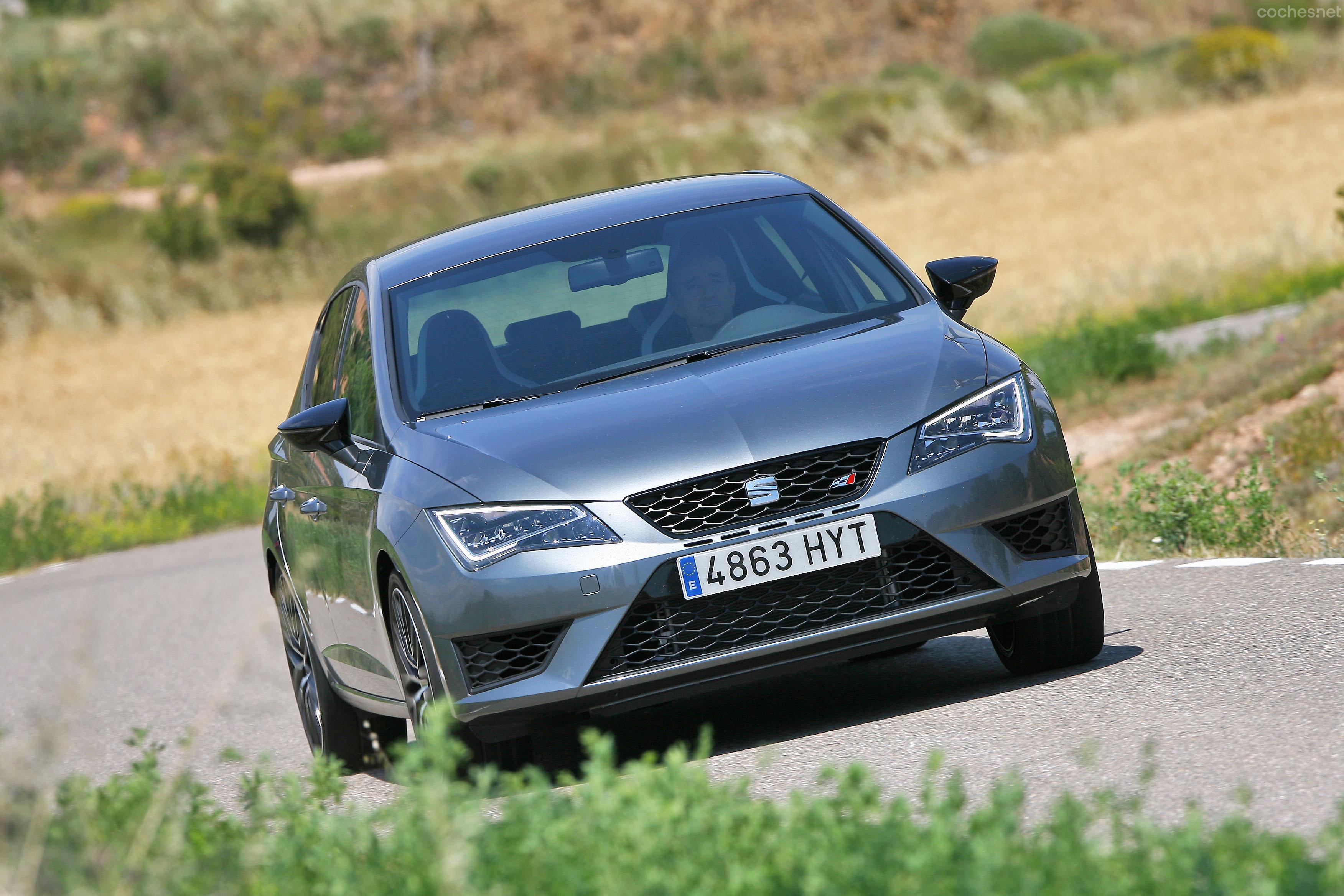 Es un coche neutro que no realiza extraños. Sus límites de tracción están muy por encima de lo que se podría esperar.