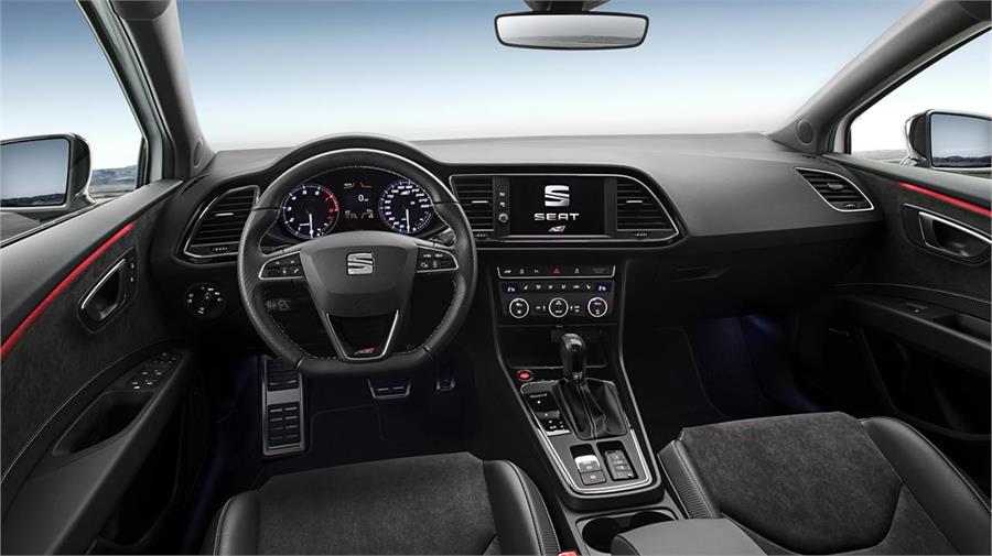 En el interior se mantienen las novedades vistas en el León 2017 como la pantalla de 8 pulgadas o la consola con botón de puesta en marcha, freno de mano eléctrico y cargador inalámbrico.