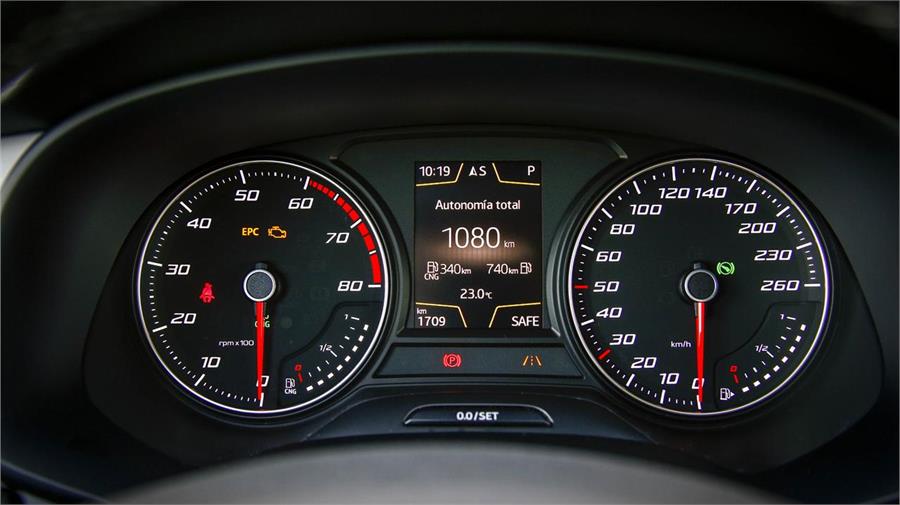 El panel de instrumentos cuenta con un indicador específico del depósito de GNC así como su autonomía exacta en kilómetros.  