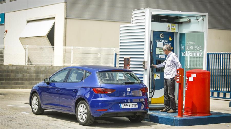 La autonomía total del vehículo sumando gas natural y gasolina se acerca a los 1.300 km. 