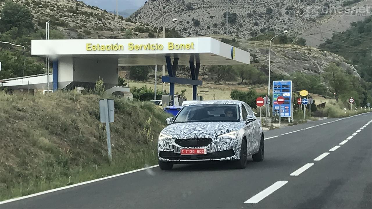 Mientras que el frontal recuerda bastante al Tarraco, el lateral del nuevo SEAT León cambia poco con respecto al modelo actual.