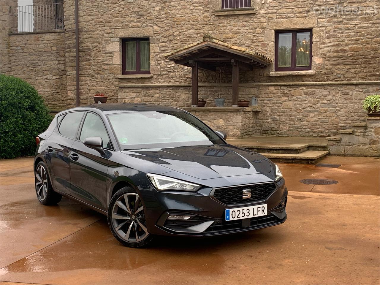 Este color gris no hace justicia a esta unidad del Seat León 2.0 TDi FR DSG Launch Pack que ha sido la primera que hemos conducido del nuevo modelo de la marca española.