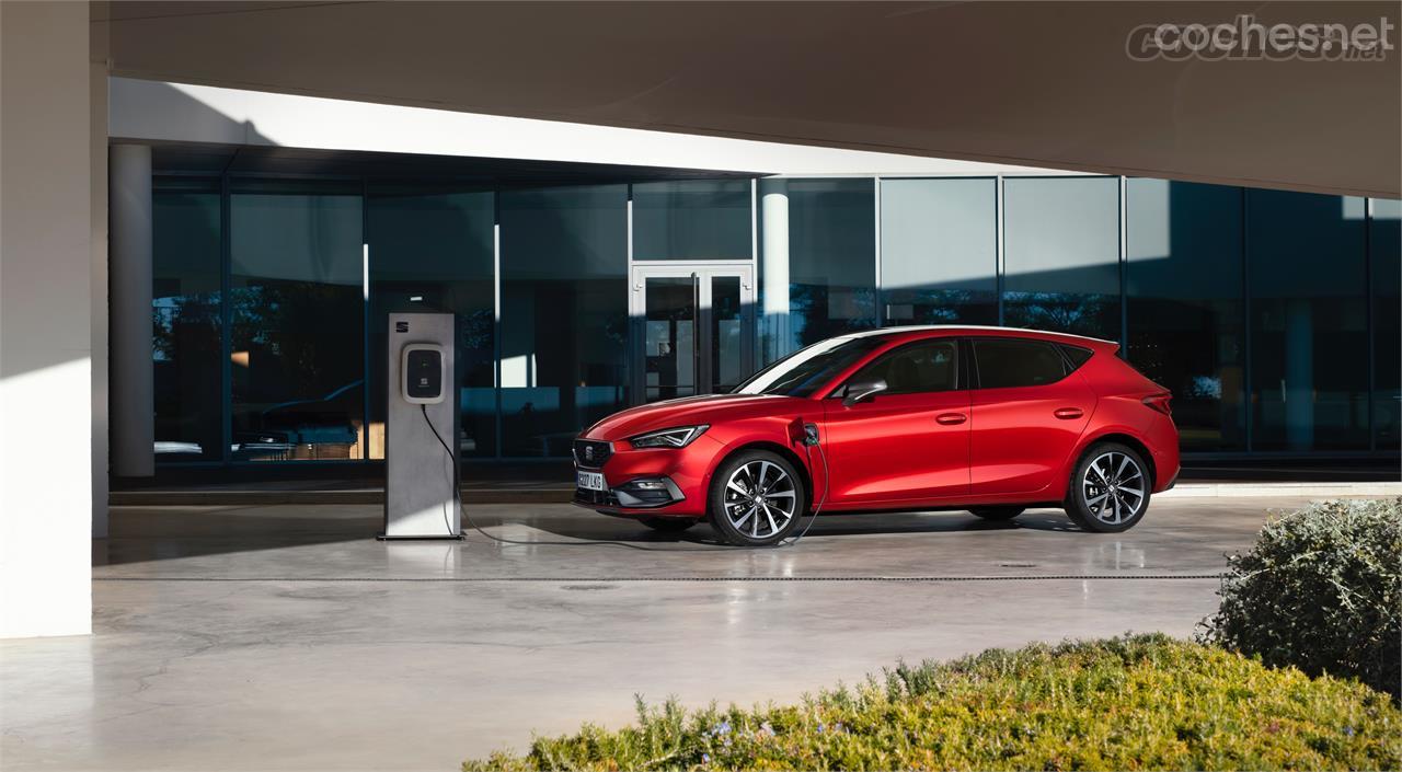 El Seat León e-Hybrid es el primer híbrido enchufable de la marca española. Tiene un motor 1.4 TSi de gasolina y otro eléctrico para 204 CV de potencia máxima.