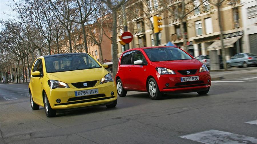 El Seat Mii Ecofuel (en rojo) es una alternativa al Seat Mii 1.0 75CV (en amarillo) cuando se trata de ahorrar costes de utilización en ciudad. (Fotos: Eloy García)