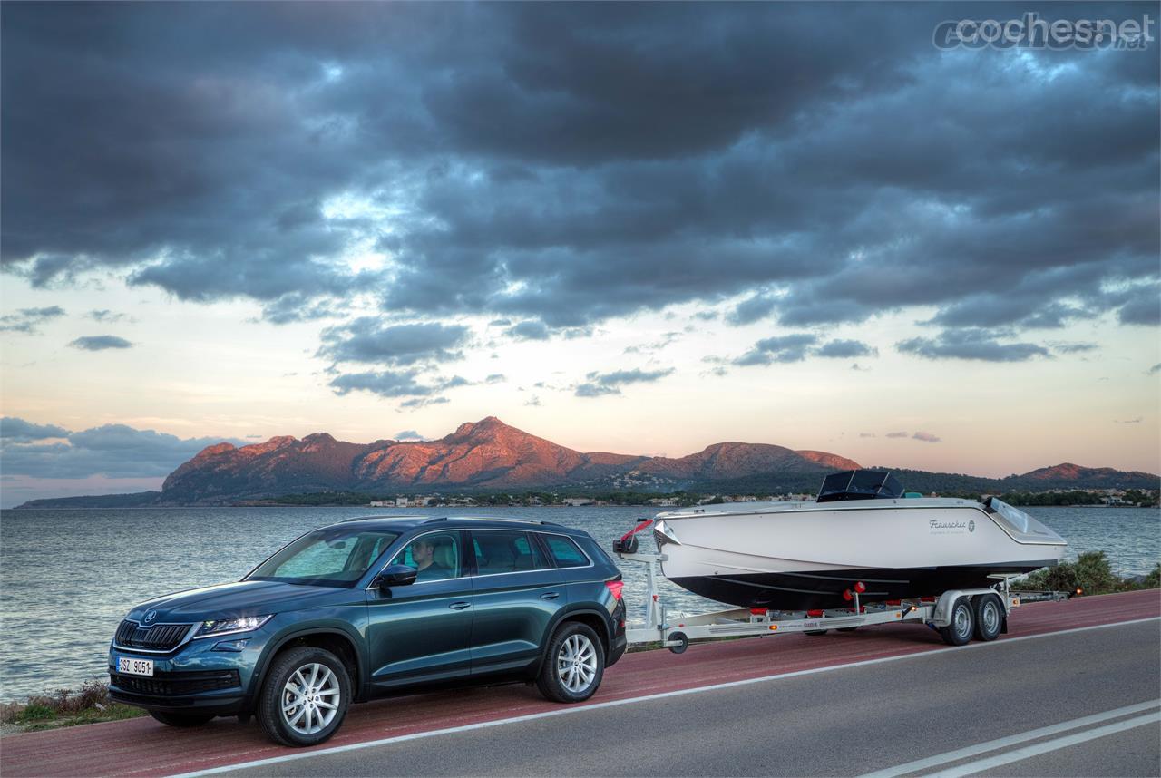 El Skoda Kodiaq se presenta como un buen vehículo para remolcar todo tipo de objetos. Su asistente de aparcamiento de remolque facilita las siempre complejas maniobras. 