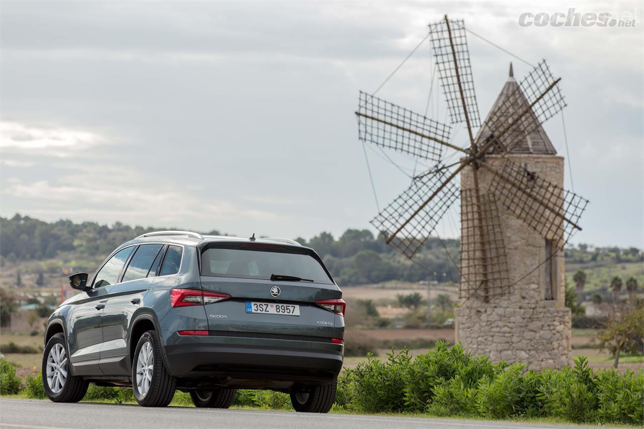 La zaga recuerda a la del Seat Ateca, un modelo con el que comparte plataforma. En el Kodiaq, la distancia entre ejes es mayor, por lo que la capacidad interior es superior. 