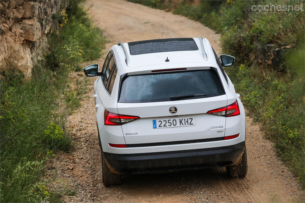 Exteriormente el Scout es un centímetro más largo que el Kodiaq sin este acabado -debido los parachoques específicos- y dispone de un grado más de ángulo de salida.