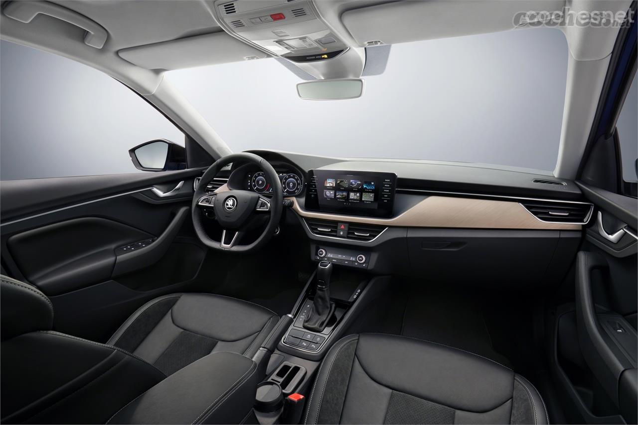 El interior presenta un diseño de líneas tensas y angulosas muy al estilo Skoda. Se trata del nuevo lenguaje de diseño interior de la firma checa.